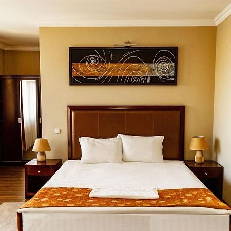 Boutique Hotel Igmas, Prishtina Pristina Buitenkant foto