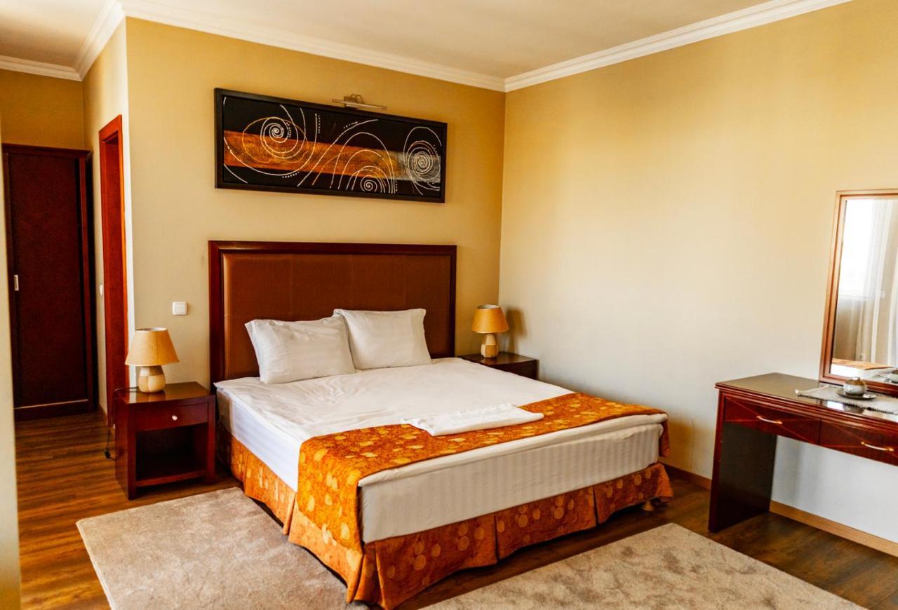 Boutique Hotel Igmas, Prishtina Pristina Buitenkant foto
