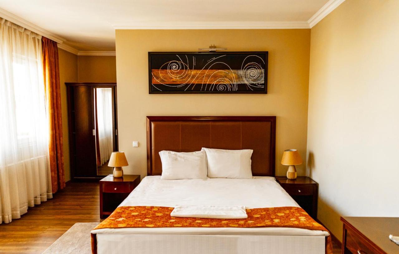Boutique Hotel Igmas, Prishtina Pristina Buitenkant foto