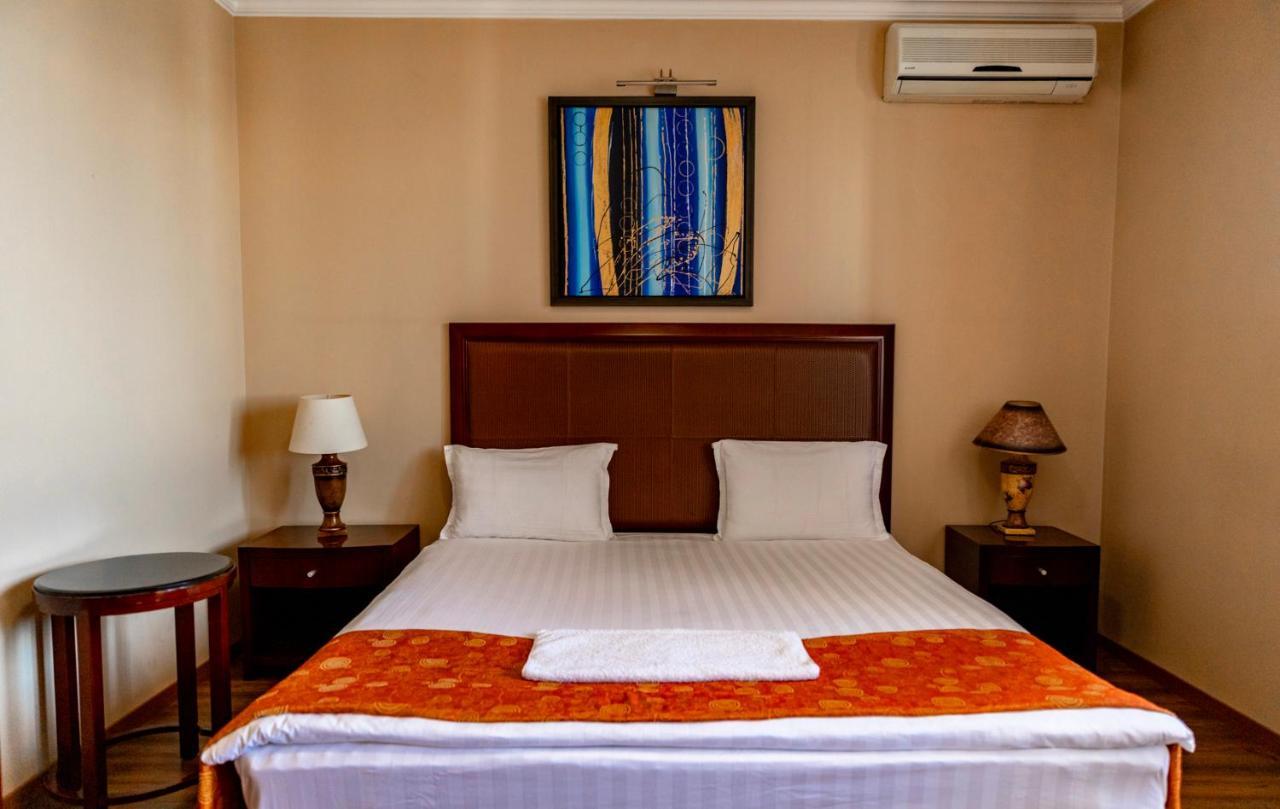Boutique Hotel Igmas, Prishtina Pristina Buitenkant foto