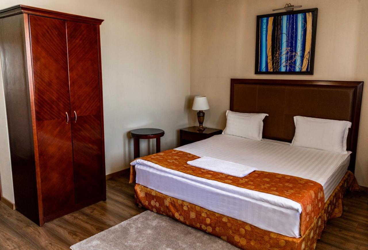 Boutique Hotel Igmas, Prishtina Pristina Buitenkant foto