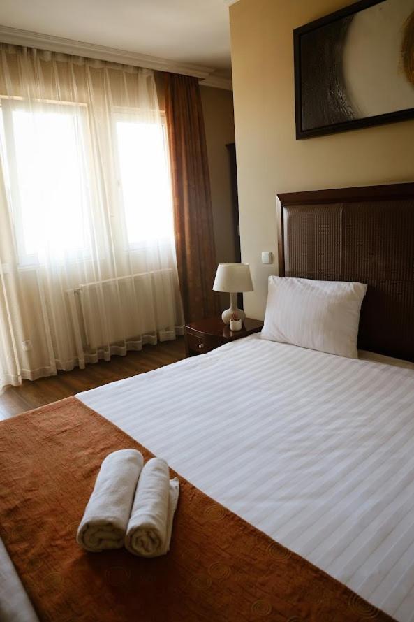 Boutique Hotel Igmas, Prishtina Pristina Buitenkant foto