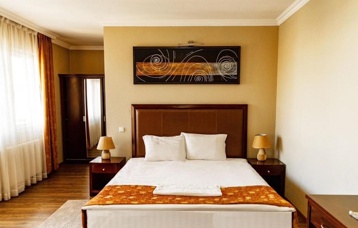 Boutique Hotel Igmas, Prishtina Pristina Buitenkant foto